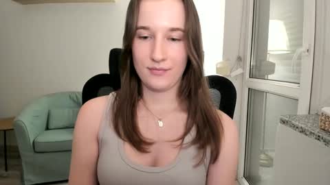 Oliwiaa2004 online show from December 16, 7:32 pm