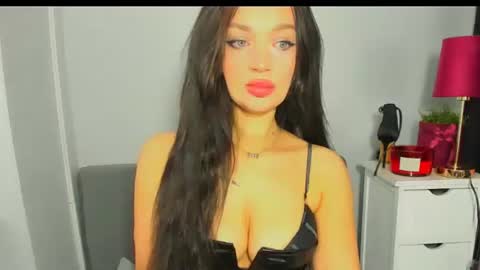 OliviaWomen online show from March 3, 7:37 am