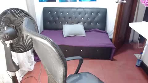 oliviia_cute online show from December 15, 4:08 am