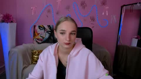 Ollivia online show from May 2, 9:15 am