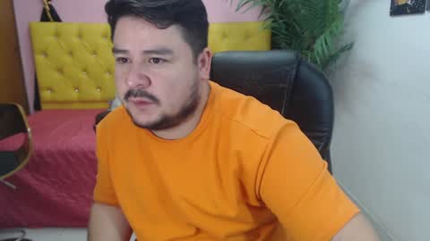 Snapshot of oso_gael chatting on February 8, 5:29 pm Bear Gael online show from February 8, 5:29 pm