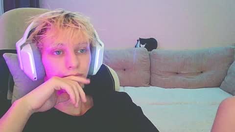 Snapshot of ostin_meoww chatting on December 28, 2:21 pm Ostin online show from December 28, 2:21 pm