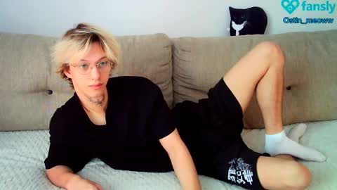 Snapshot of ostin_meoww chatting on March 5, 7:05 am Ostin online show from March 5, 7:05 am