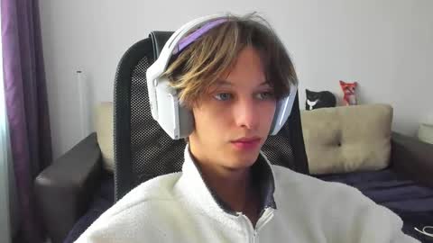 Snapshot of ostin_meoww chatting on October 7, 7:04 am Ostin online show from October 7, 7:04 am