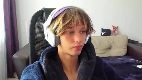 Snapshot of ostin_meoww chatting on October 13, 7:43 am Ostin online show from October 13, 7:43 am