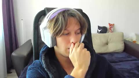 Snapshot of ostin_meoww chatting on October 15, 7:53 am Ostin online show from October 15, 7:53 am