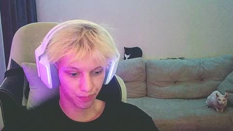 Snapshot of ostin_meoww chatting on December 22, 5:53 pm Ostin online show from December 22, 5:53 pm
