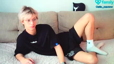 Snapshot of ostin_meoww chatting on February 16, 6:10 am Ostin online show from February 16, 6:10 am
