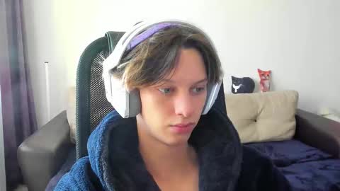 Snapshot of ostin_meoww chatting on October 17, 9:13 am Ostin online show from October 17, 9:13 am