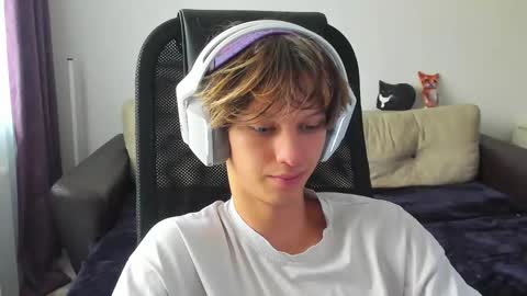 Snapshot of ostin_meoww chatting on October 10, 8:42 am Ostin online show from October 10, 8:42 am