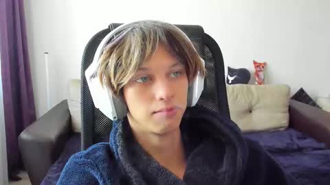 Snapshot of ostin_meoww chatting on October 14, 7:44 am Ostin online show from October 14, 7:44 am