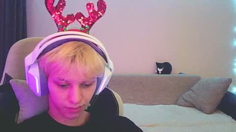 Snapshot of ostin_meoww chatting on December 18, 12:40 pm Ostin online show from December 18, 12:40 pm