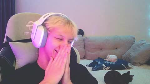 Snapshot of ostin_meoww chatting on December 19, 3:41 pm Ostin online show from December 19, 3:41 pm