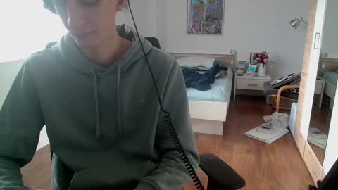 OverkneeBabe online show from December 6, 9:05 am