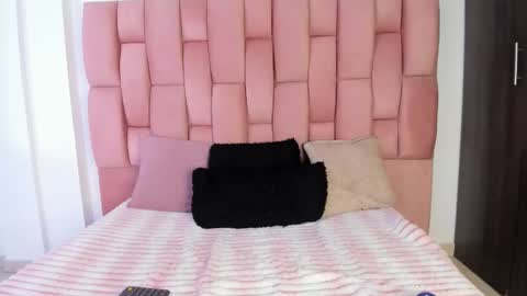 pamelajonnes_ online show from October 1, 7:35 pm