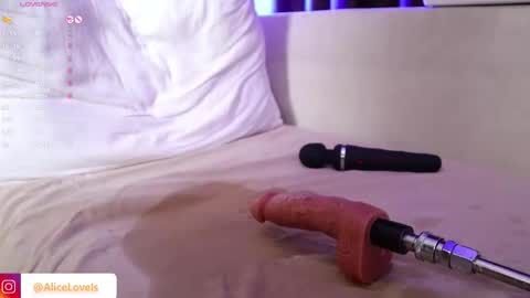 PattiWhite online show from December 15, 8:05 pm