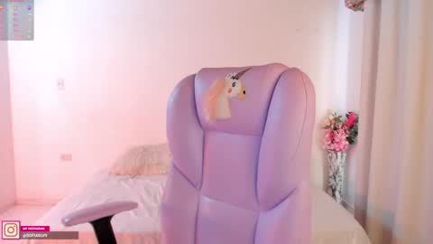 Snapshot of pau_cute chatting on January 18, 3:38 pm Sofa online show from January 18, 3:38 pm