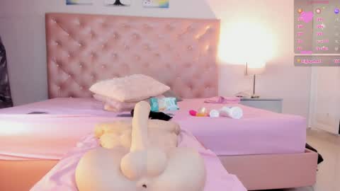 PaulinaSaennz online show from May 20, 1:50 pm