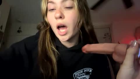 peachesncreampiezz online show from May 15, 11:23 pm