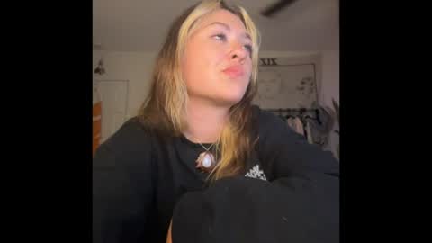 peachesncreampiezz online show from July 11, 3:11 am