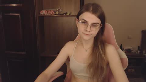 Snapshot of peralez_f chatting on February 25, 3:42 am Farida online show from February 25, 3:42 am