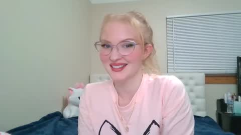 Snapshot of petite_cupcake chatting on February 25, 11:48 pm Little cupcake online show from February 25, 11:48 pm