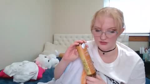 Snapshot of petite_cupcake chatting on February 20, 10:48 pm Little cupcake online show from February 20, 10:48 pm