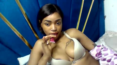 Snapshot of pettite_babe chatting on December 4, 2:47 am Arielle online show from December 4, 2:47 am