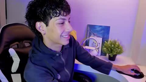 Snapshot of philipe_moonlight_ chatting on September 16, 5:32 am Phil.   INDEPENDENT MODEL online show from September 16, 5:32 am