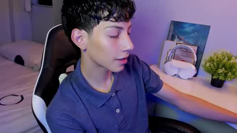 Snapshot of philipe_moonlight_ chatting on October 14, 5:32 am Phil.   INDEPENDENT MODEL online show from October 14, 5:32 am