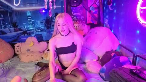 Gwenie online show from November 24, 8:07 pm