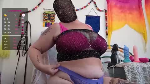 Em online show from October 31, 7:47 pm