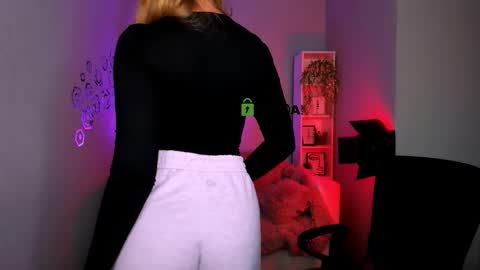 Snapshot of playful_sophie chatting on September 25, 8:05 pm Sophie online show from September 25, 8:05 pm