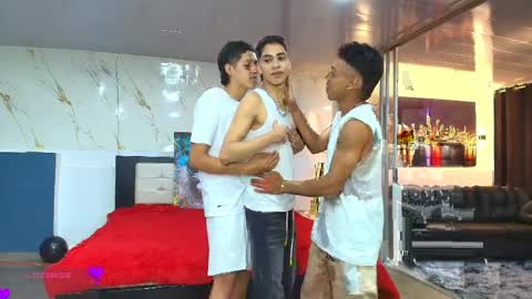   online show from April 6, 11:17 pm