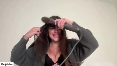 Selena online show from December 5, 12:58 am