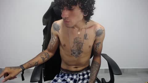 Snapshot of present_the_magic chatting on February 6, 2:11 am Plux online show from February 6, 2:11 am