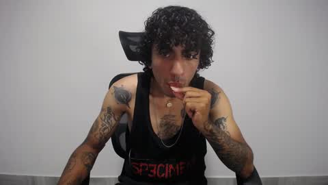 Snapshot of present_the_magic chatting on February 1, 11:37 pm Plux online show from February 1, 11:37 pm