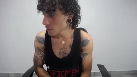 Snapshot of present_the_magic chatting on February 14, 1:34 am Plux online show from February 14, 1:34 am