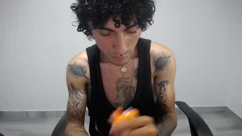 Snapshot of present_the_magic chatting on March 4, 7:19 am Plux online show from March 4, 7:19 am