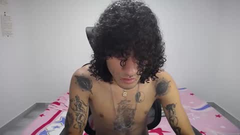 Snapshot of present_the_magic chatting on October 15, 7:47 pm Plux online show from October 15, 7:47 pm