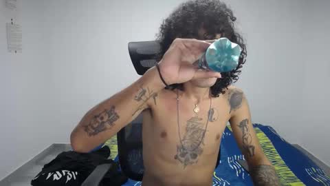 Snapshot of present_the_magic chatting on October 16, 7:56 pm Plux online show from October 16, 7:56 pm