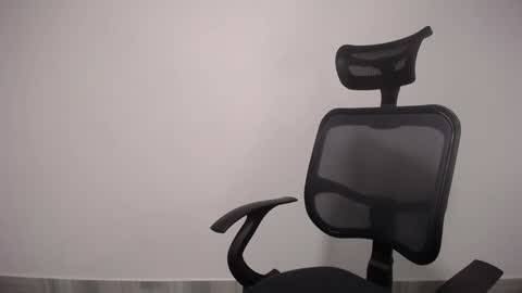 Snapshot of present_the_magic chatting on February 1, 7:26 am Plux online show from February 1, 7:26 am