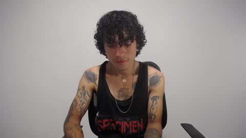Snapshot of present_the_magic chatting on January 23, 2:44 am Plux online show from January 23, 2:44 am