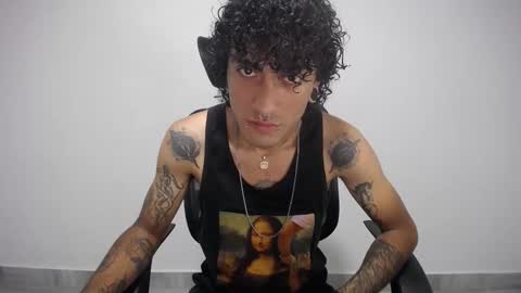 Snapshot of present_the_magic chatting on February 9, 8:13 pm Plux online show from February 9, 8:13 pm