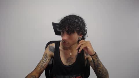 Snapshot of present_the_magic chatting on February 11, 9:03 pm Plux online show from February 11, 9:03 pm