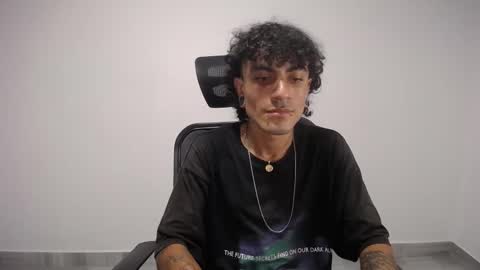 Snapshot of present_the_magic chatting on February 24, 10:25 pm Plux online show from February 24, 10:25 pm