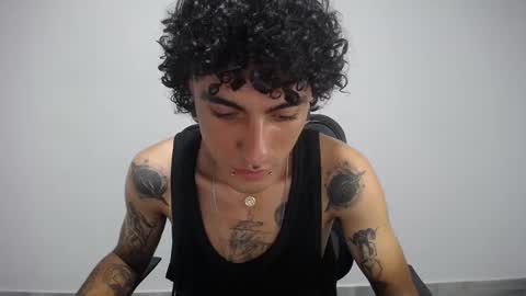 Snapshot of present_the_magic chatting on February 11, 5:37 am Plux online show from February 11, 5:37 am