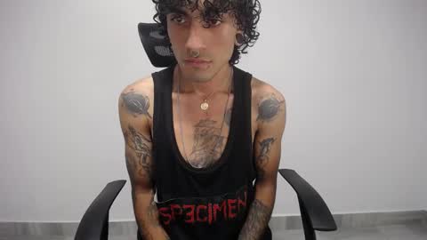 Snapshot of present_the_magic chatting on February 16, 3:47 am Plux online show from February 16, 3:47 am