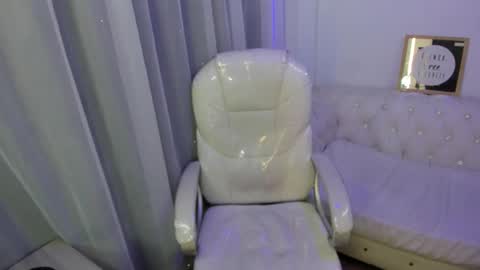 pretty online show from November 28, 11:50 am