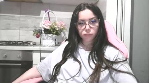 prettyjulliette online show from May 24, 6:14 pm
